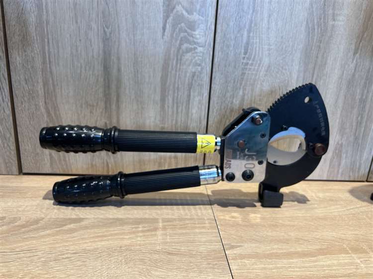 Kìm cắt cáp nhông j30